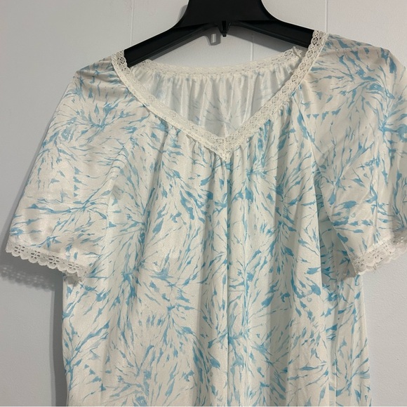 Vintage Gotham New York‎ medium, White and Blue Floral Nightgown - Picture 4 of 11